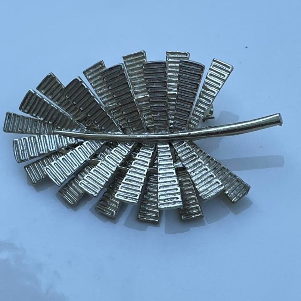 Brooch pin